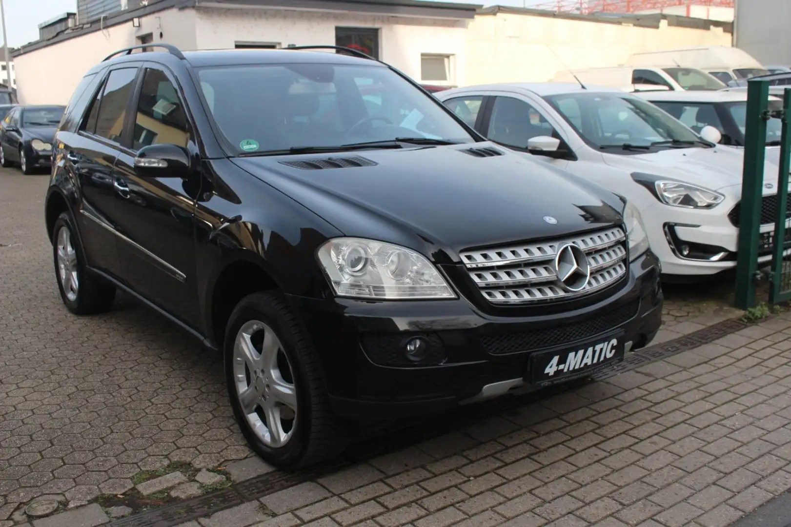 Mercedes-Benz ML 320 4 Matic/Navi/Temp./El.Sitz/Ahk./Pdc V+H Schwarz - 2
