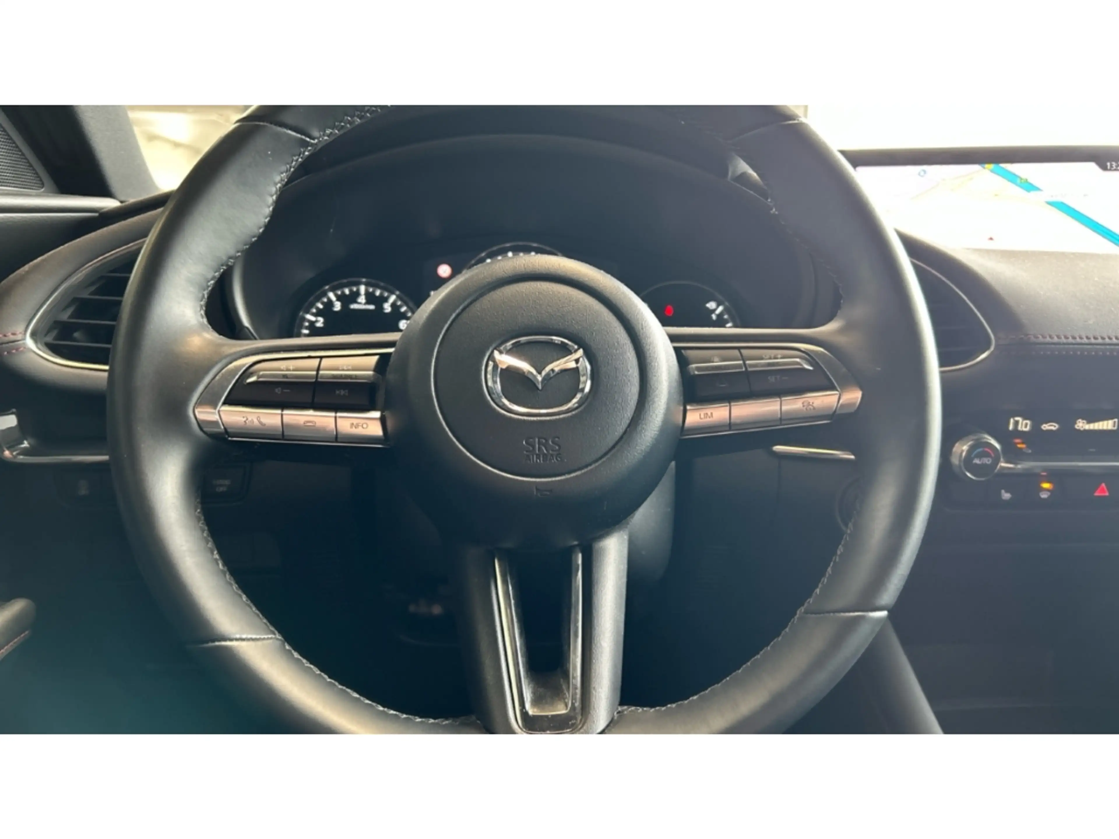 Mazda 3 2.0 SKYACTIV-G Homura Kamera Head-Up Navi LED — photo 7