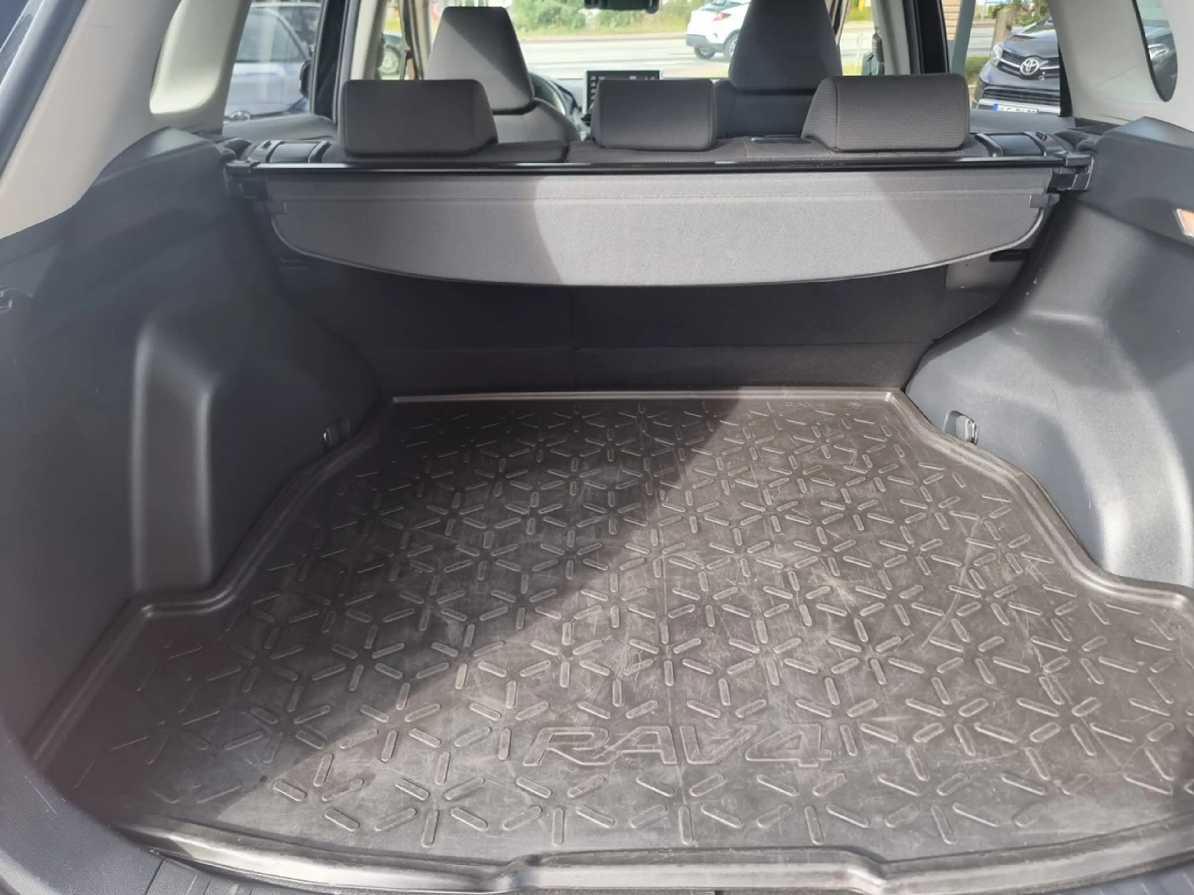 Toyota RAV 4 — photo 9