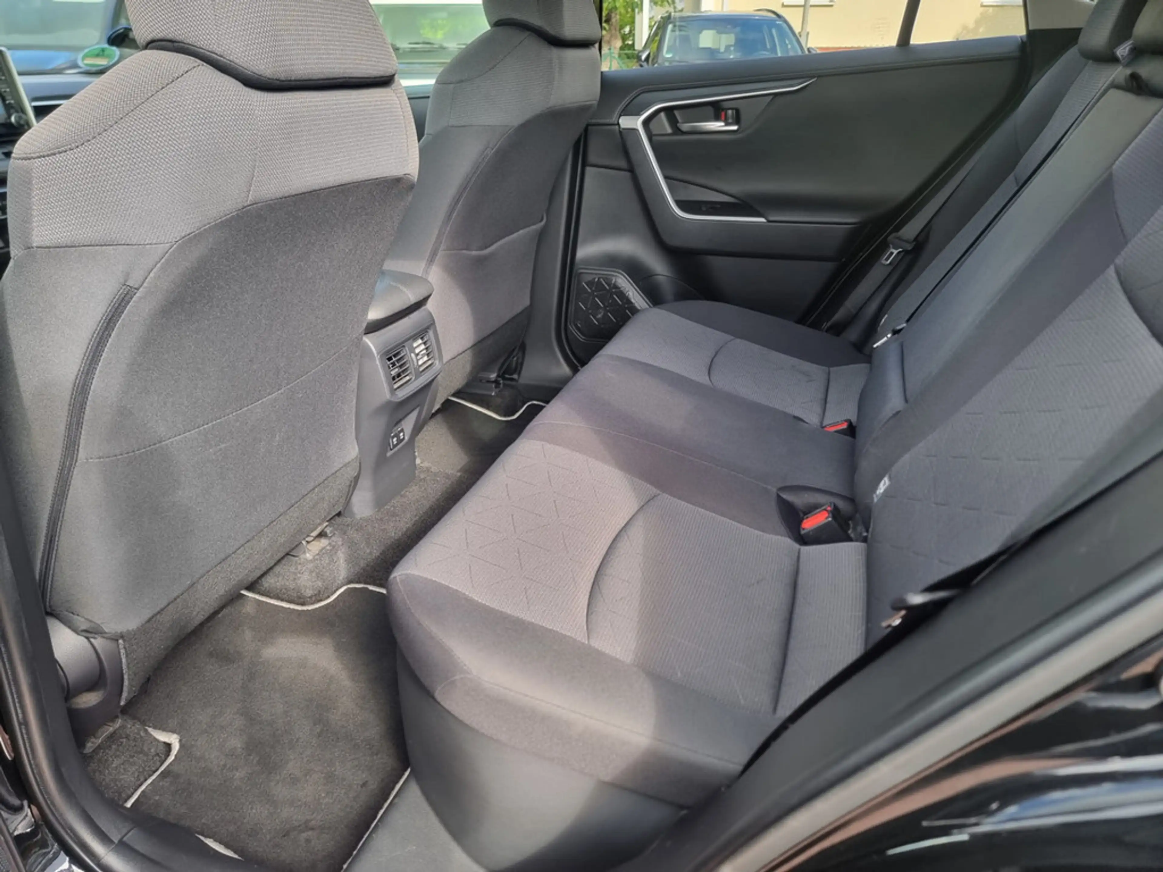 Toyota RAV 4 — photo 12