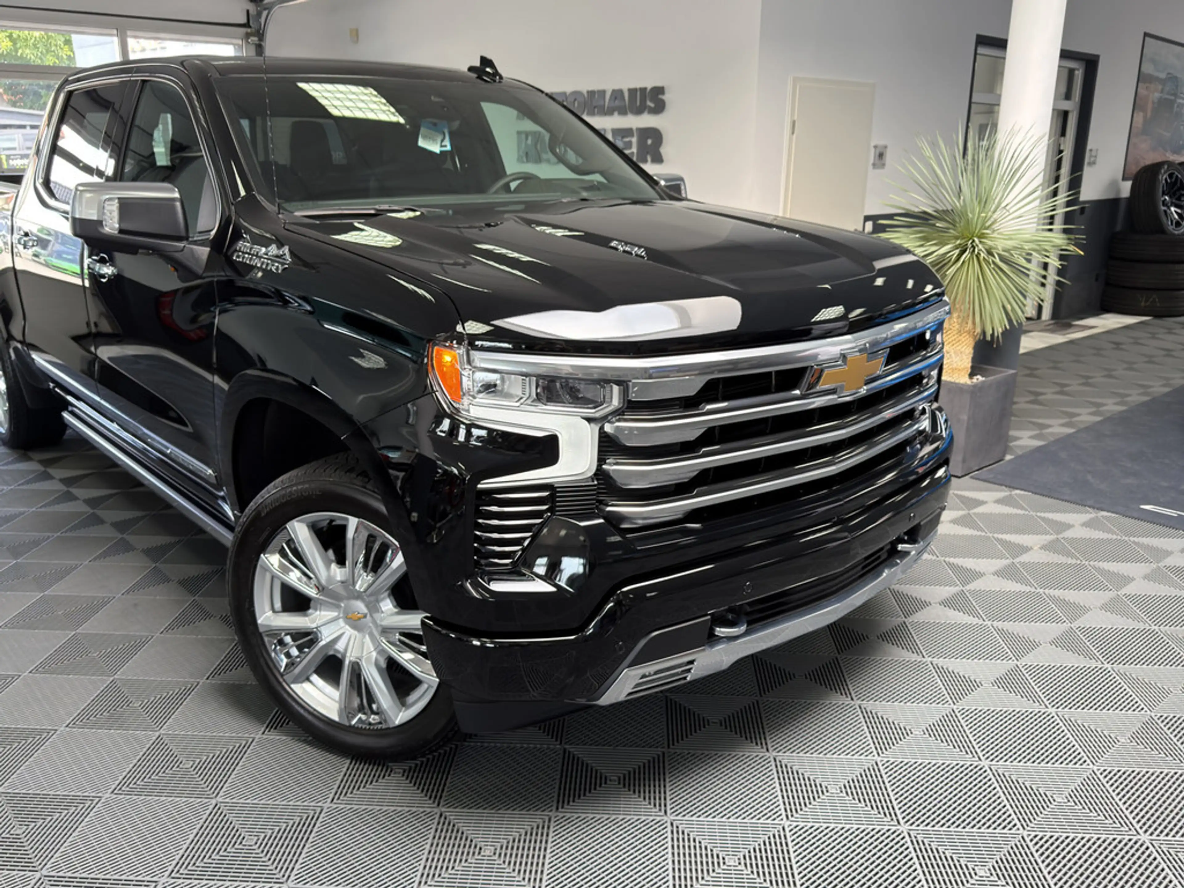 Chevrolet Silverado High Country MY 25 6.2l V8 — photo 2