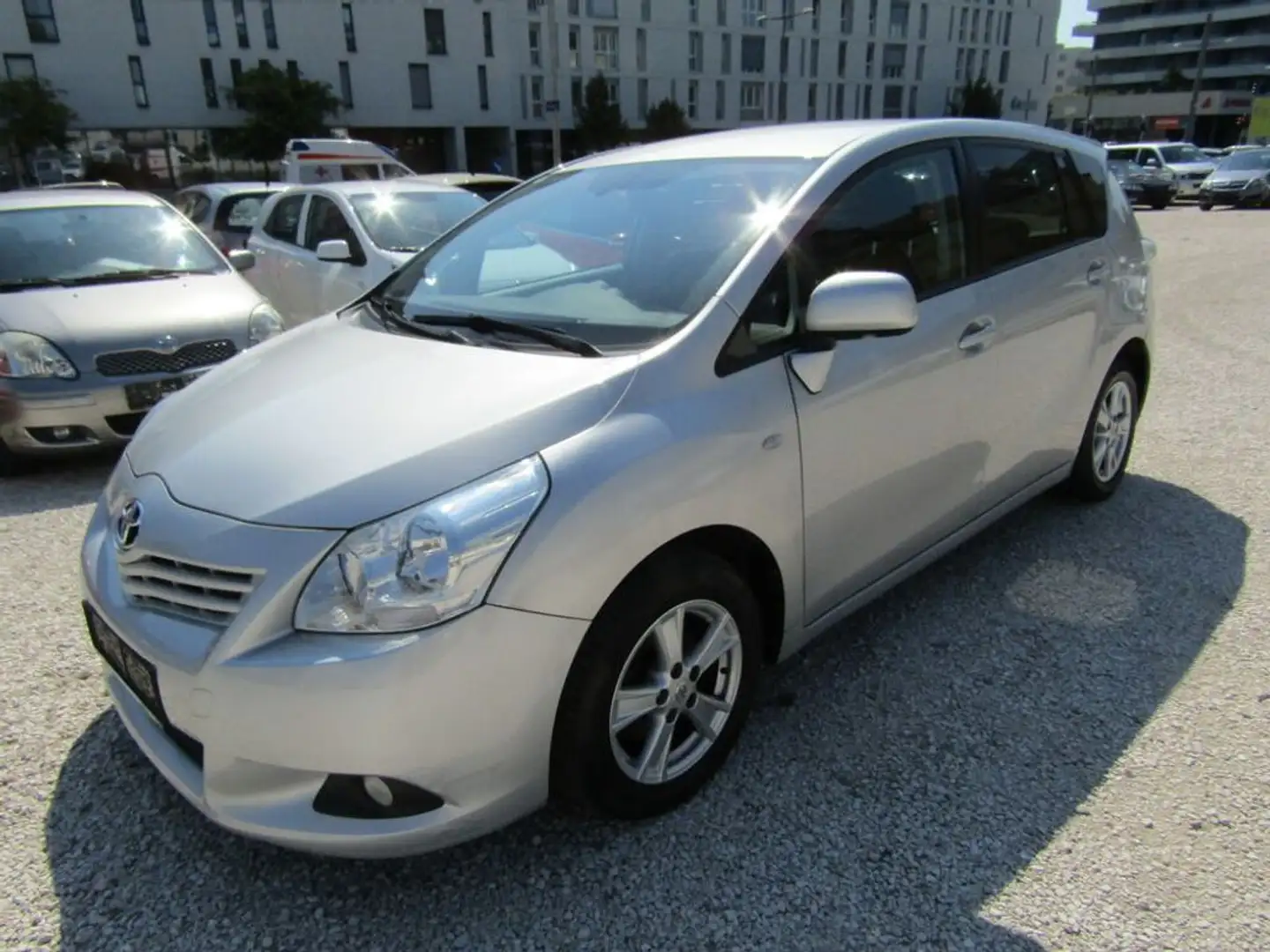 Toyota Verso Comfort Plateado - 1