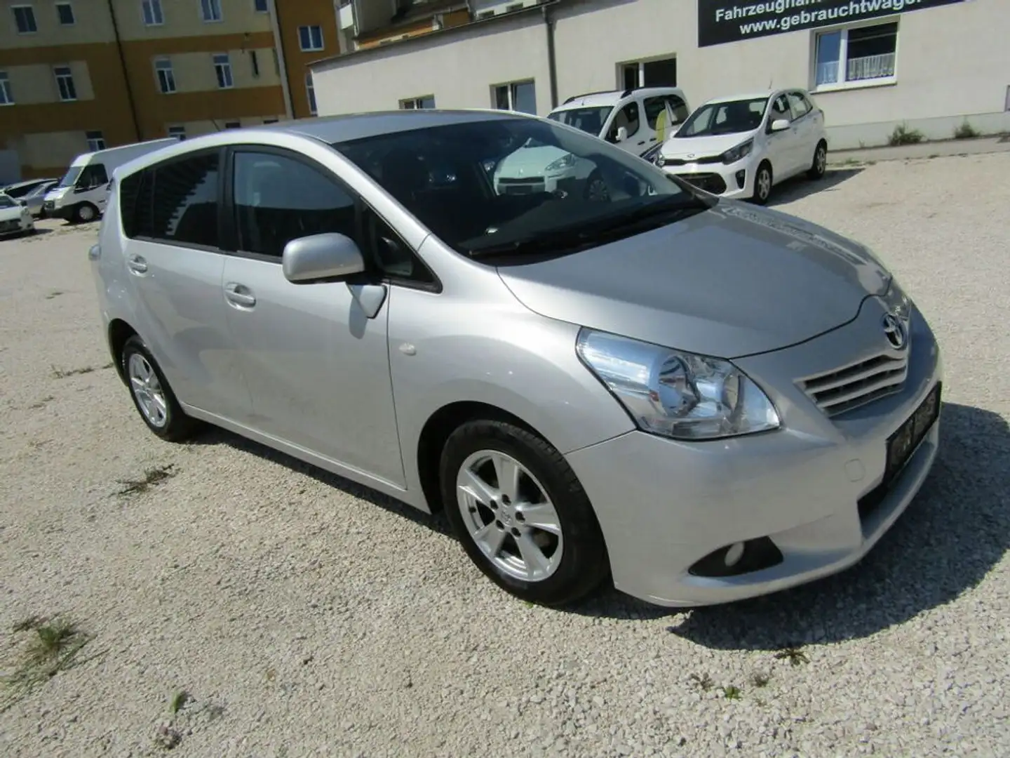 Toyota Verso Comfort Plateado - 2