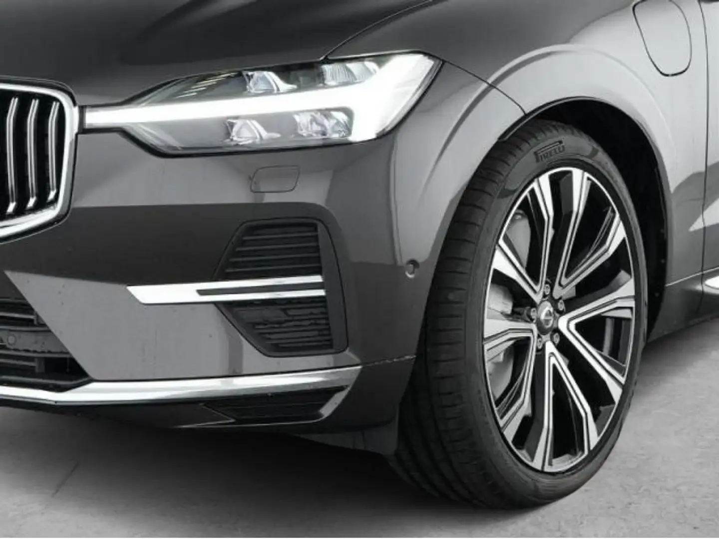 Volvo XC60 T6 Plus Bright Recharge Plug-In Hybrid AWD Grau - 2