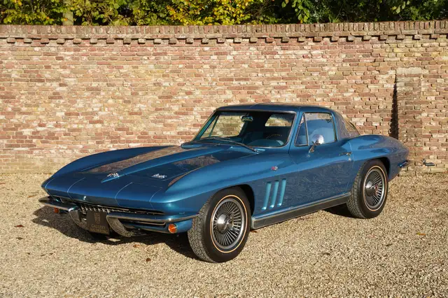 Corvette Stingray C2 Blue on Blue - "Nassau Blue Metallic over Brigh