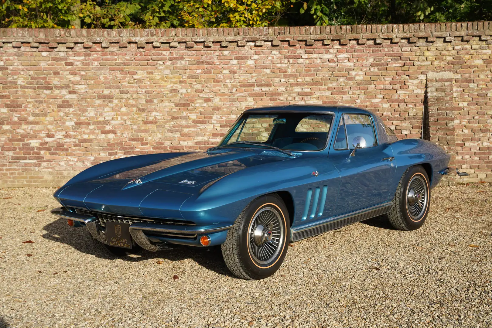 Corvette Stingray C2 Blue on Blue - "Nassau Blue Metallic over Brigh Blauw - 1