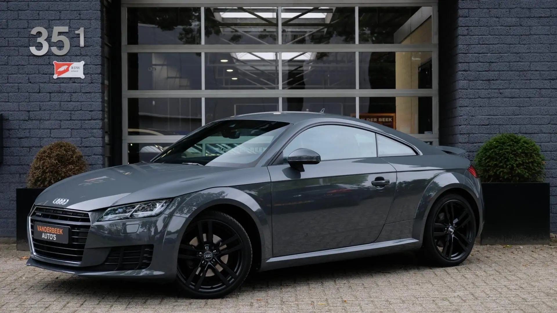 Audi TT 2.0 TFSI quattro Pro Line + 230PK Grijs - 1