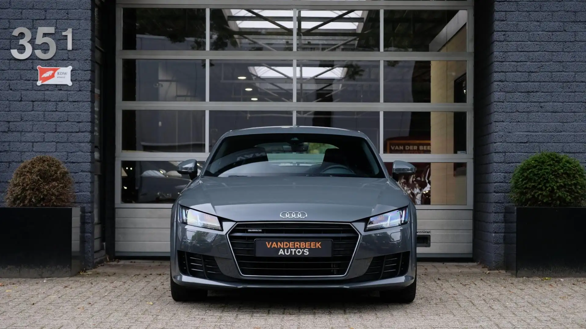 Audi TT 2.0 TFSI quattro Pro Line + 230PK Grijs - 2