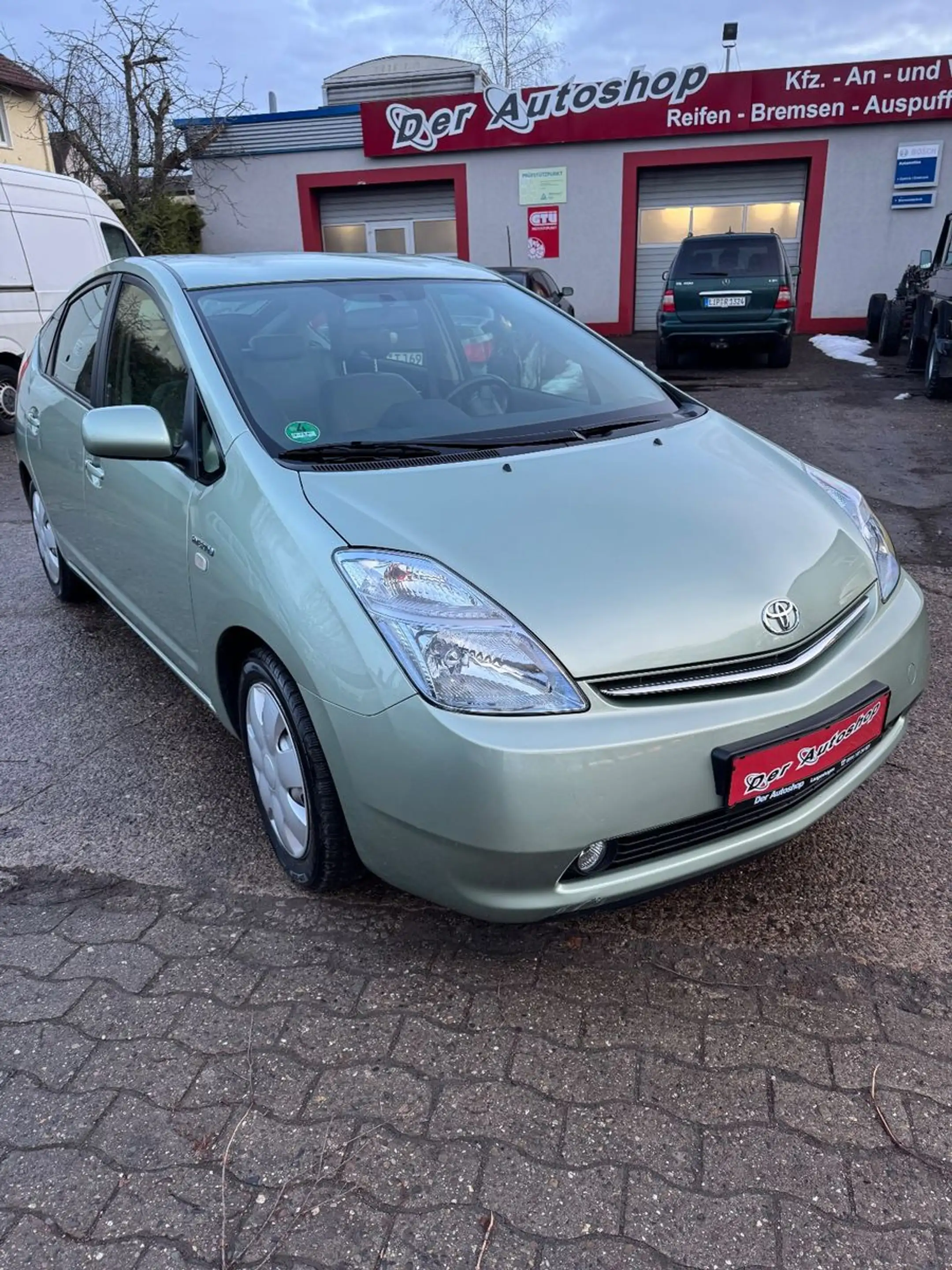Toyota Prius Sol — photo 7