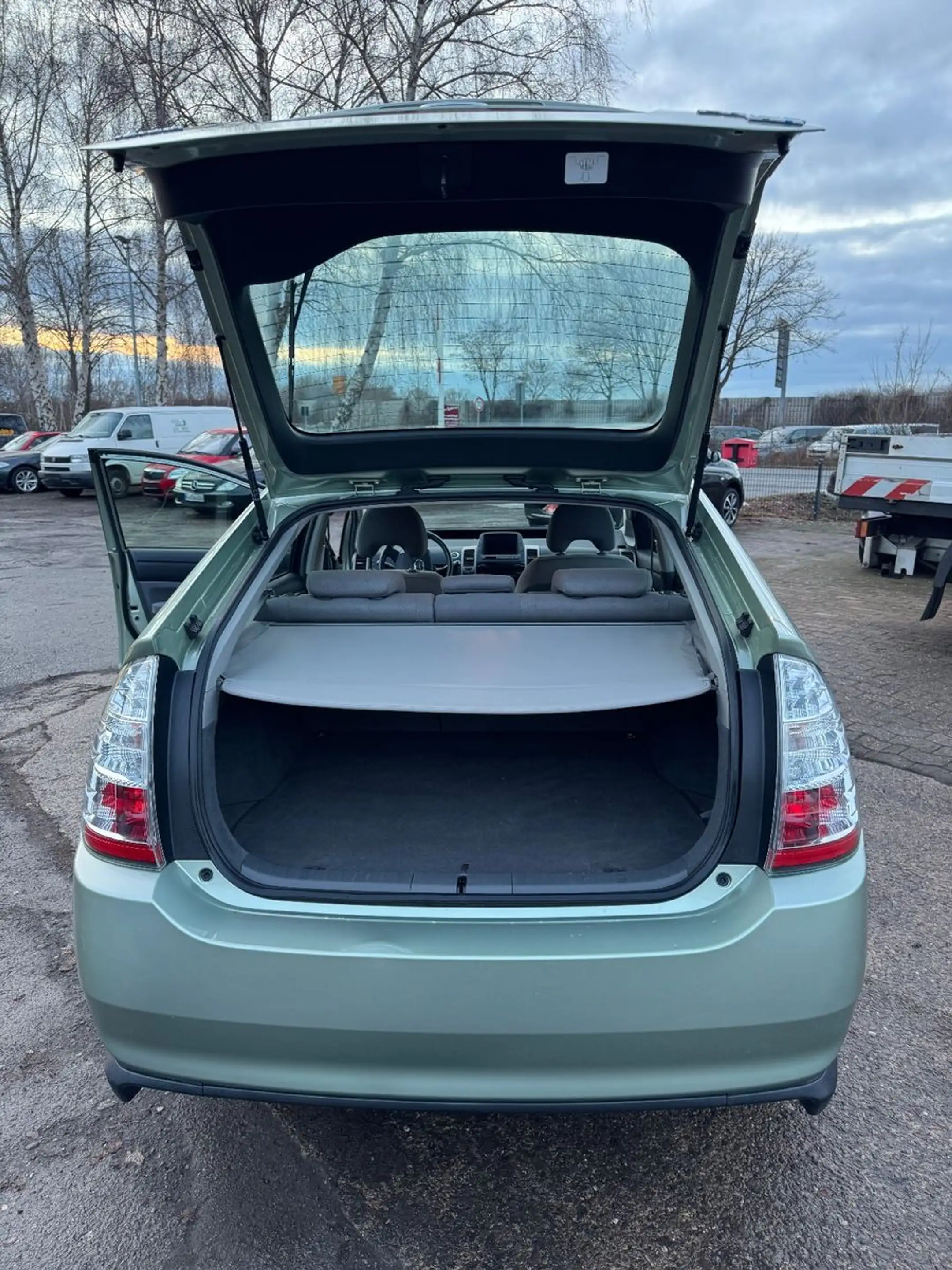 Toyota Prius Sol — photo 10