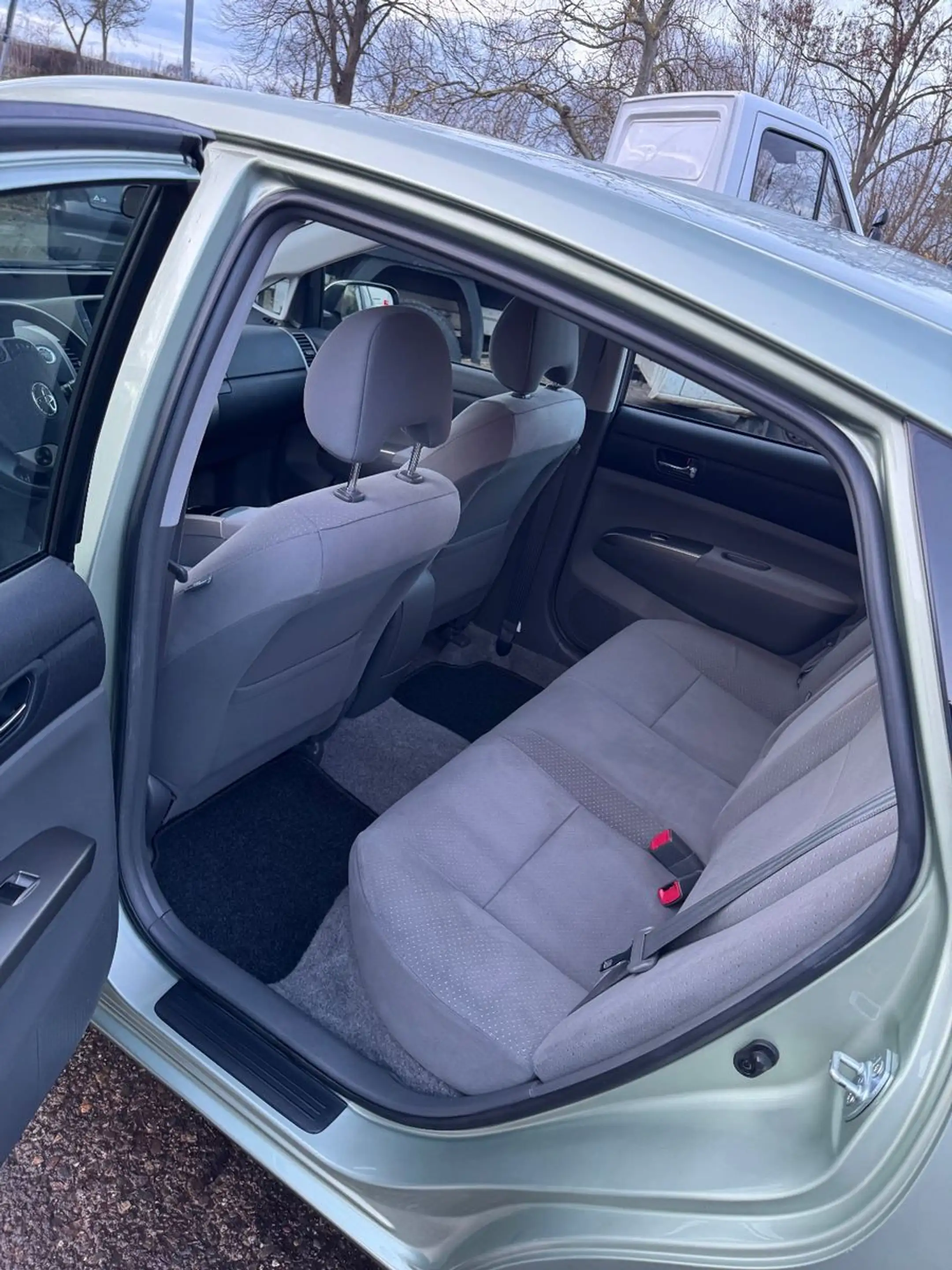 Toyota Prius Sol — photo 9