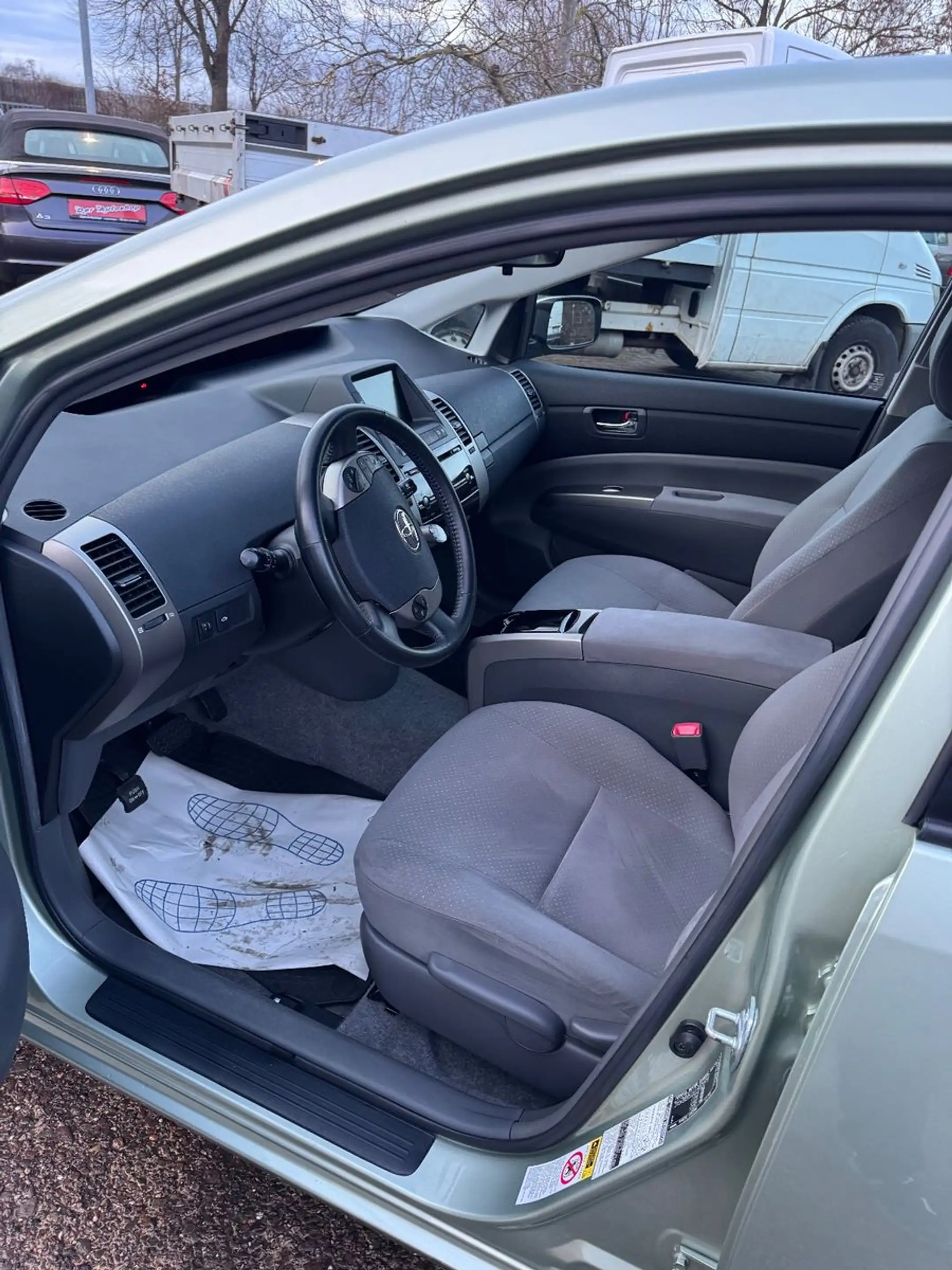 Toyota Prius Sol — photo 8
