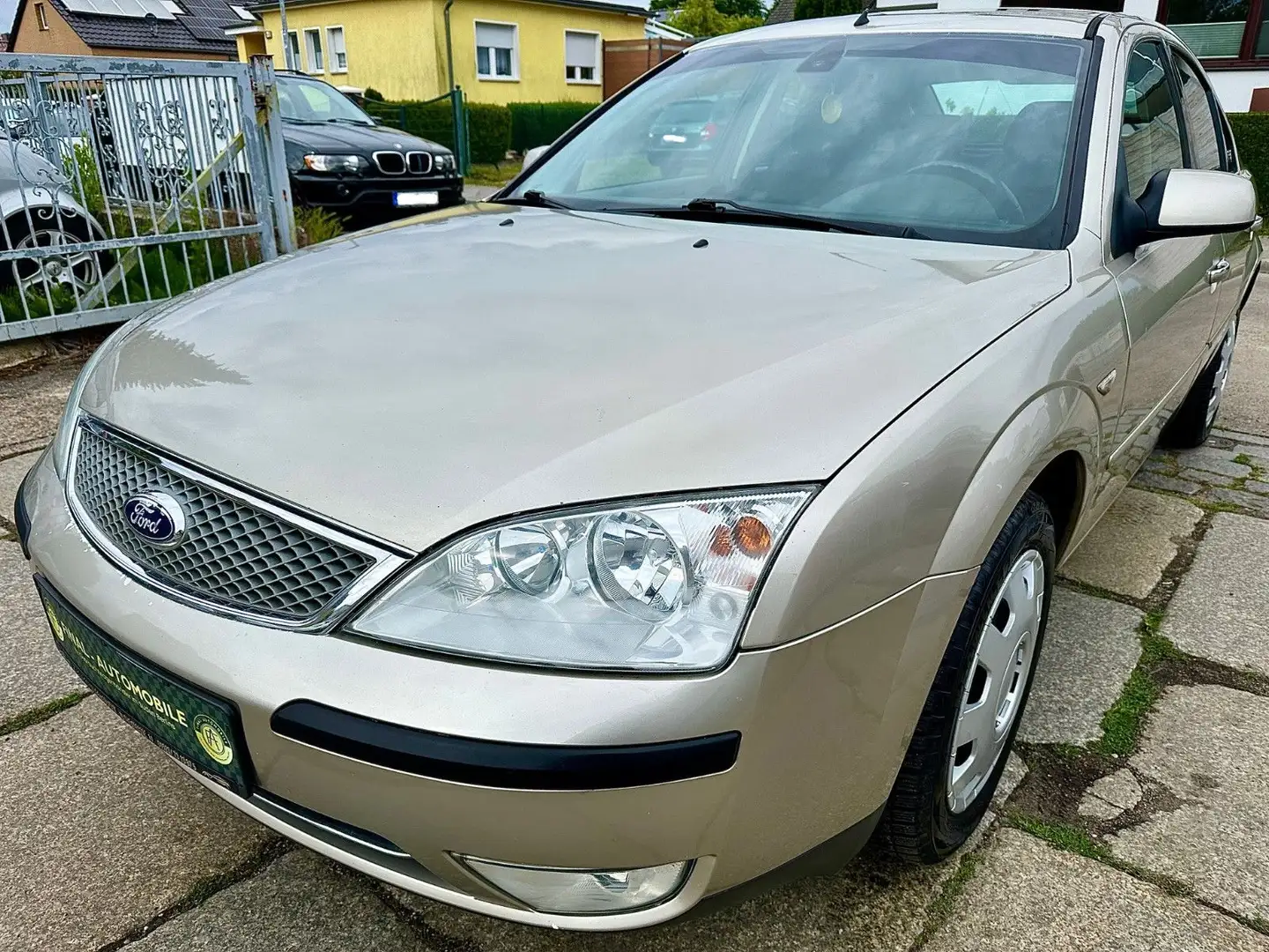 Ford Mondeo 1.8 Lim. Ghia * 3.-Hand * Klima * SZH * Gris - 1