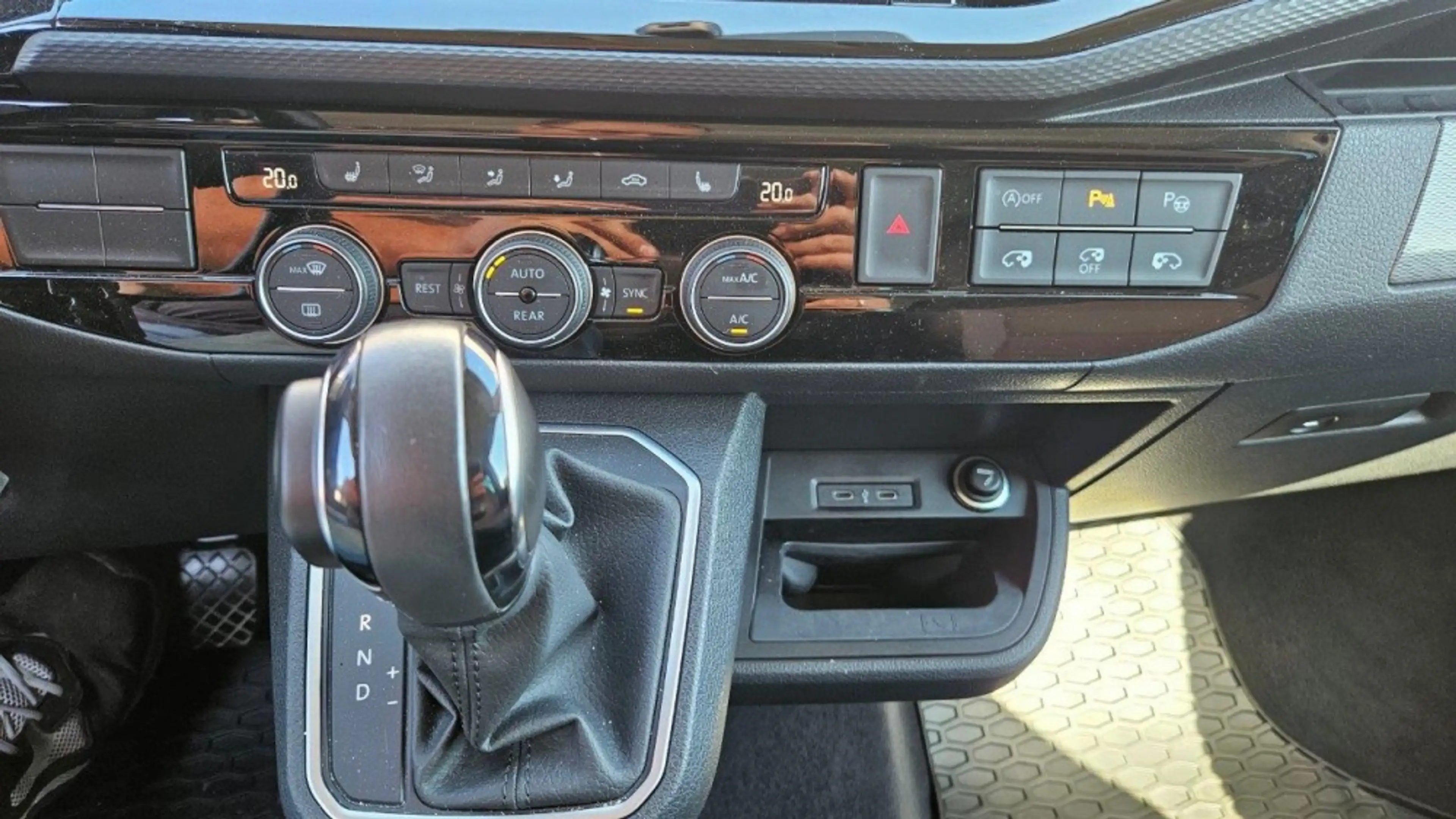 Volkswagen T6.1 Multivan 2,0 TDI 204PS DSG Highline — photo 10