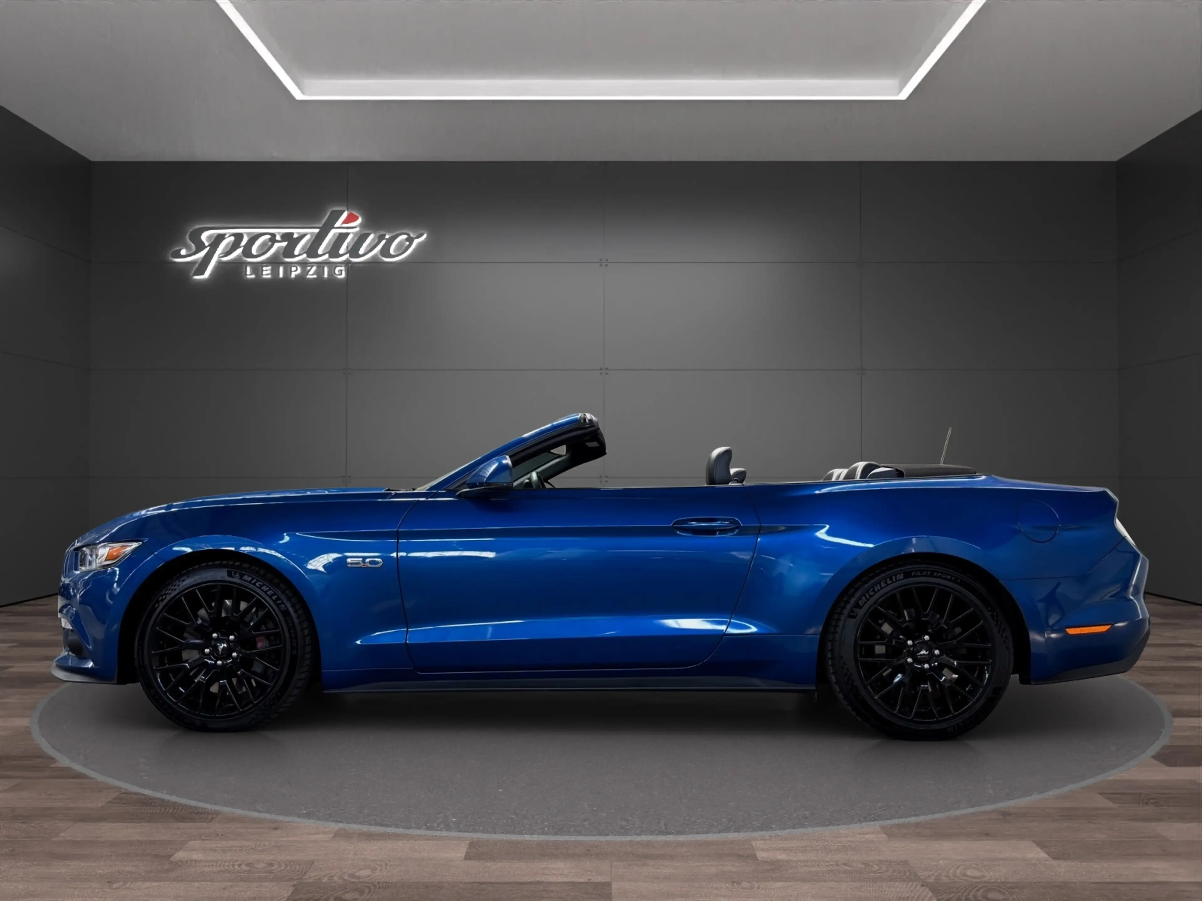 Ford Mustang GT Convertible — photo 3