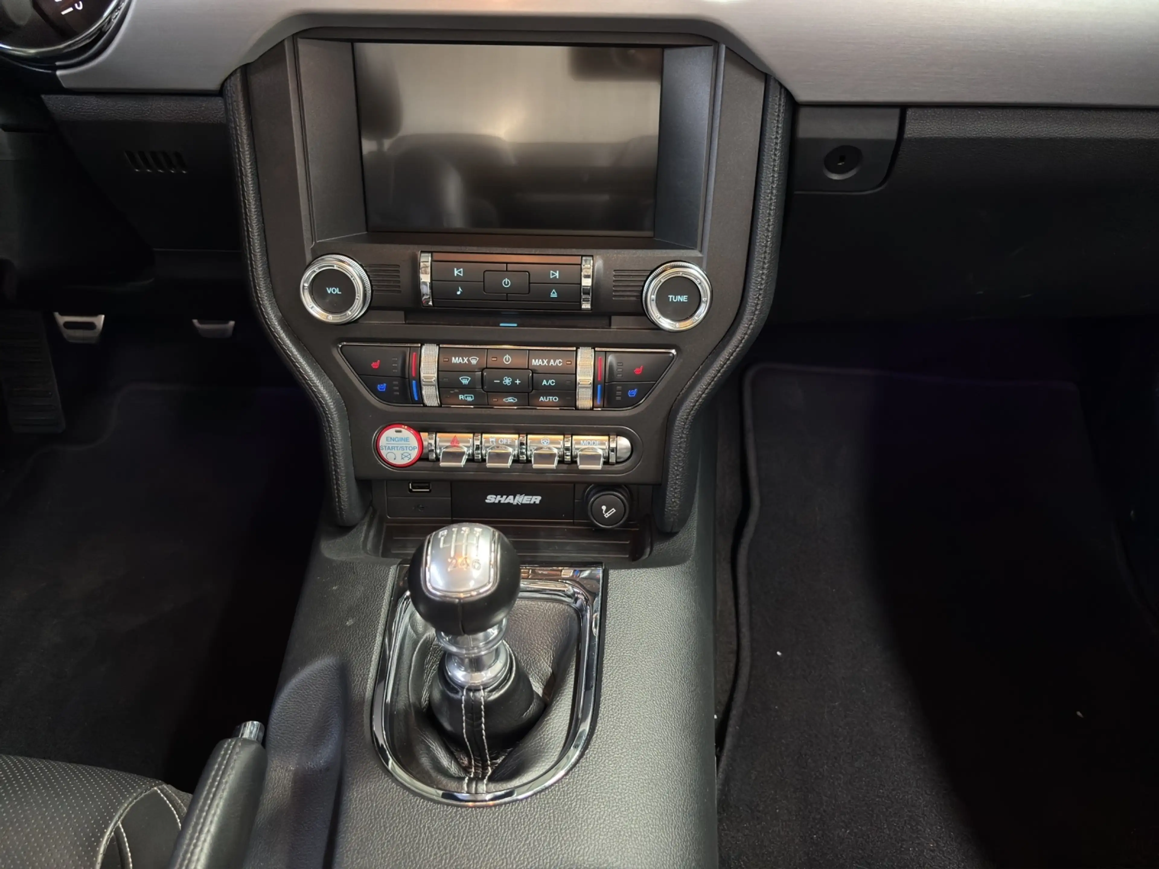 Ford Mustang GT Convertible — photo 11