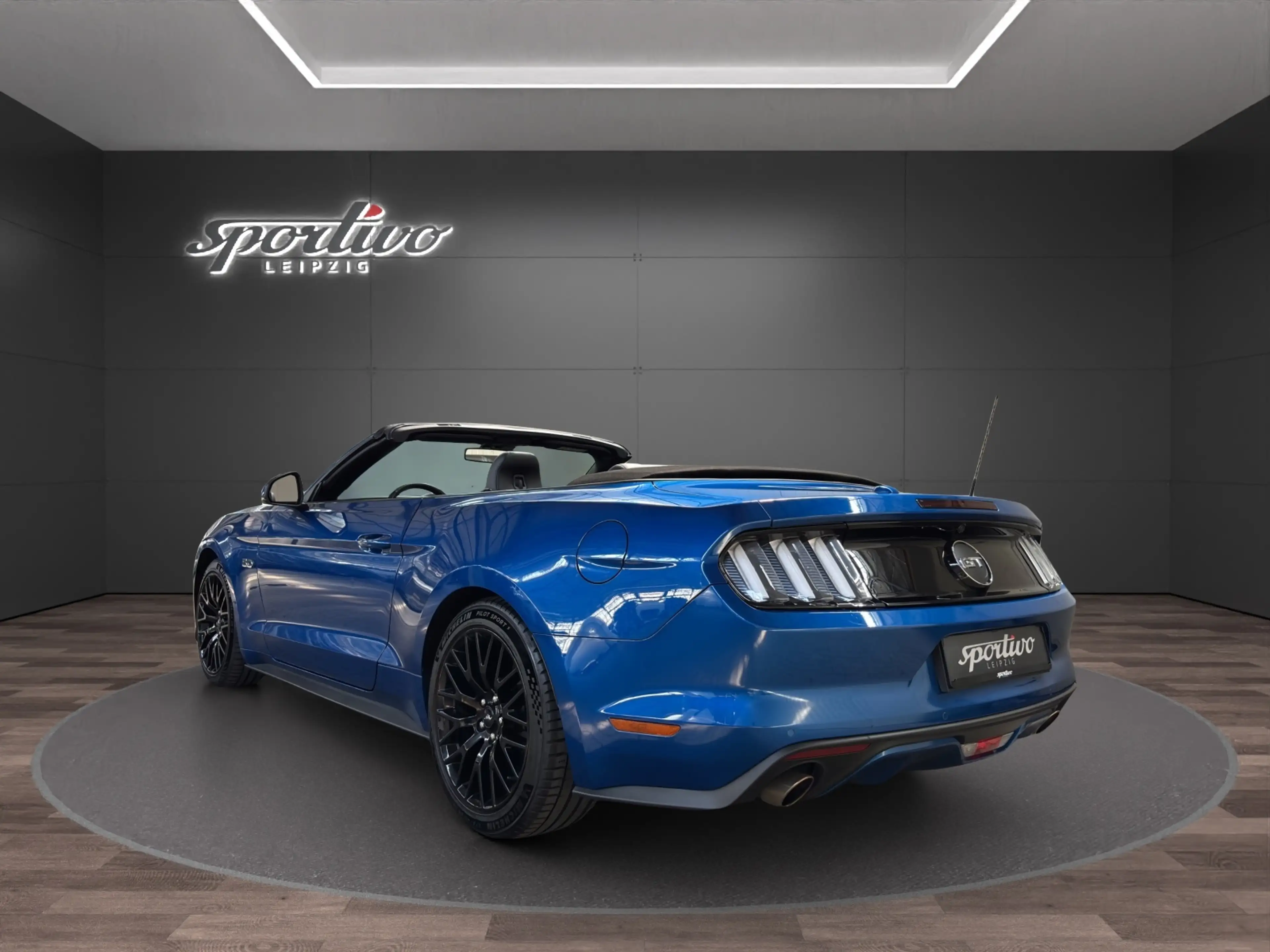 Ford Mustang GT Convertible — photo 4