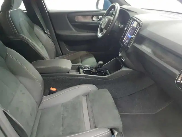 Volvo XC40 view 8