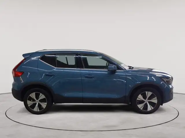 Volvo XC40 view 3
