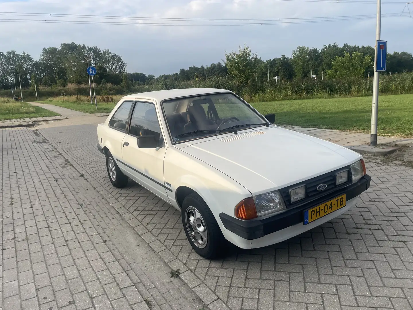 Ford Escort LASER - 1