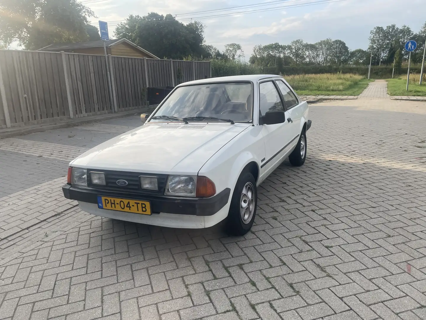 Ford Escort LASER - 2