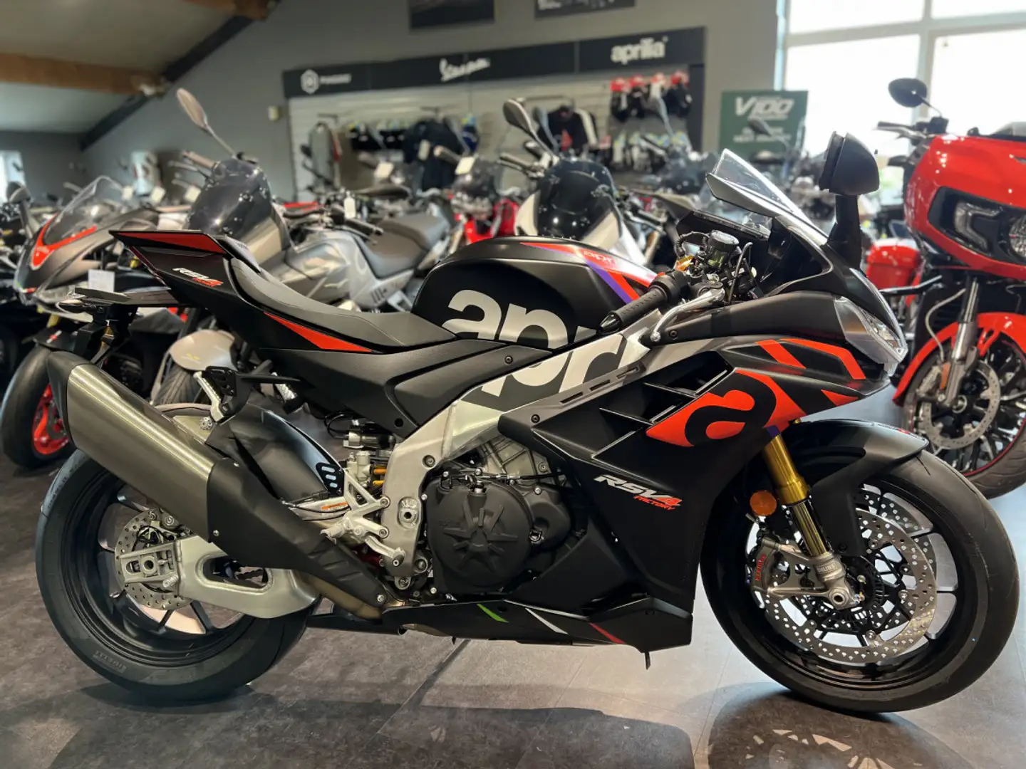 Aprilia RSV4 1100 FACTORY Zwart - 1