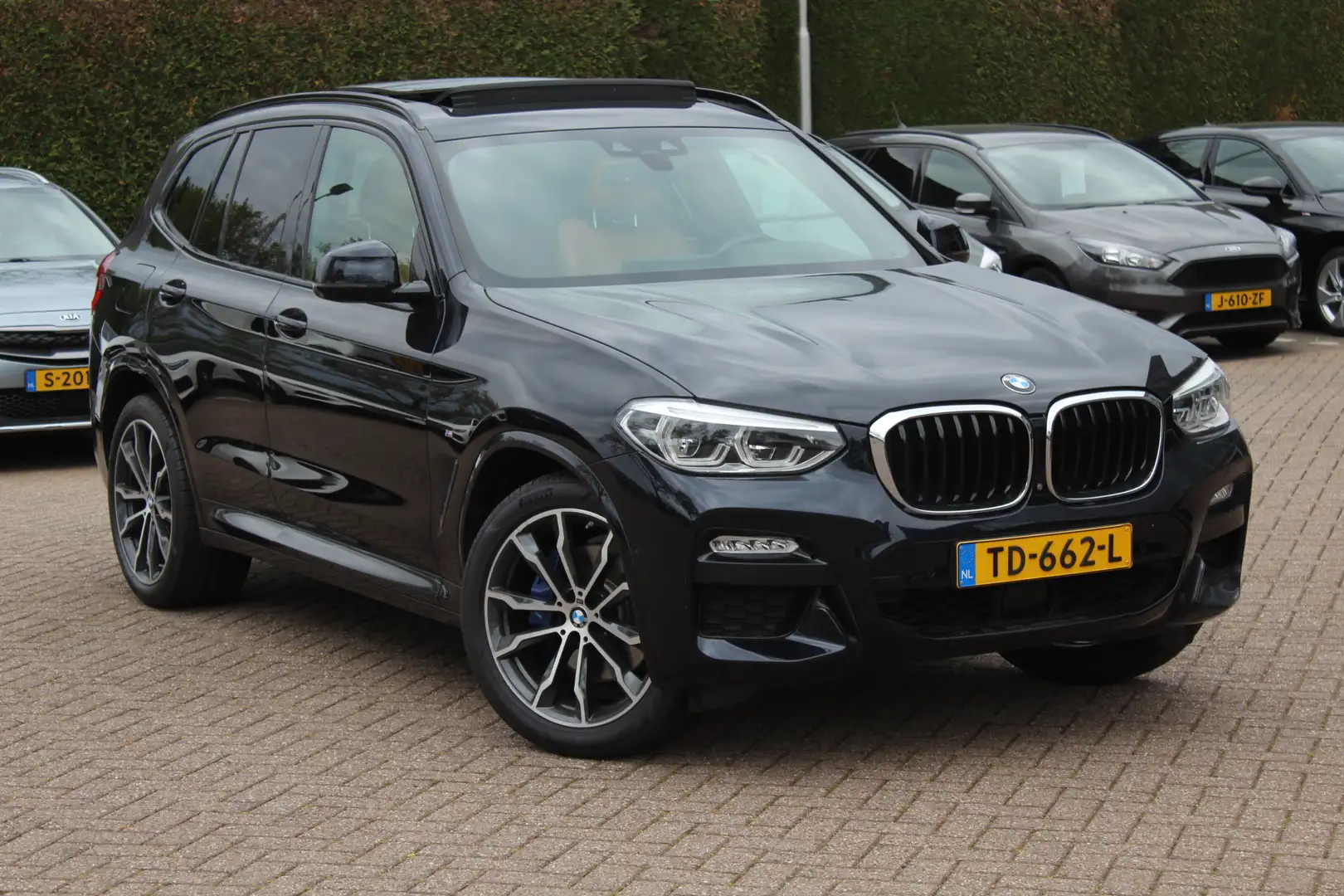 BMW X3 xDrive30i High Exe. M Sport / Trekhaak / Panoramad Zwart - 1