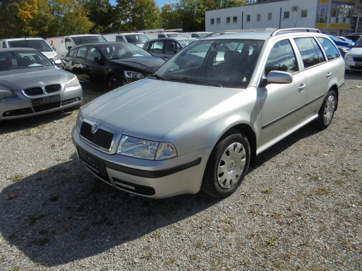 Skoda Octavia Combi Tour 1.6 ~ Tüv und Service Neu ~ Silber - 1