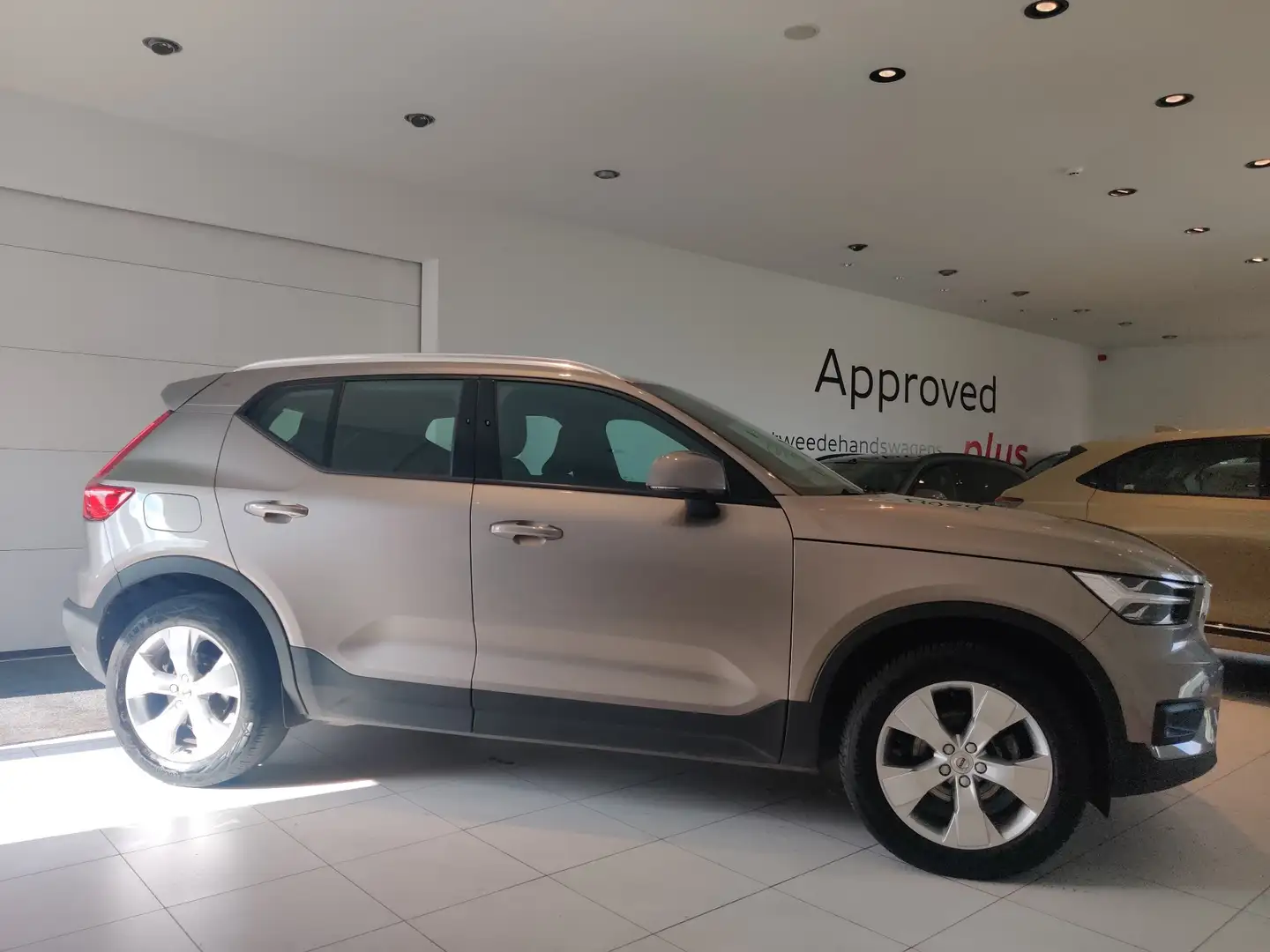 Volvo XC40 XC40 T2 Geartronic Momentum Pro + TREKHAAK Brun - 1