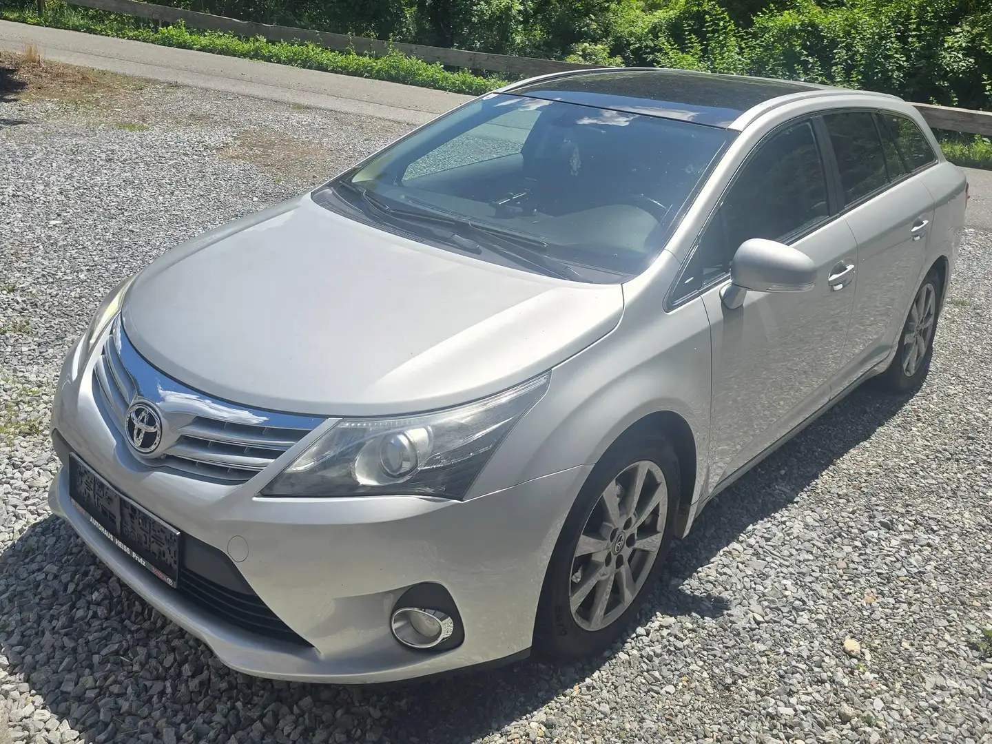 Toyota Avensis Avensis 2,0 D4-D 125 DPF Premium Premium Silber - 1