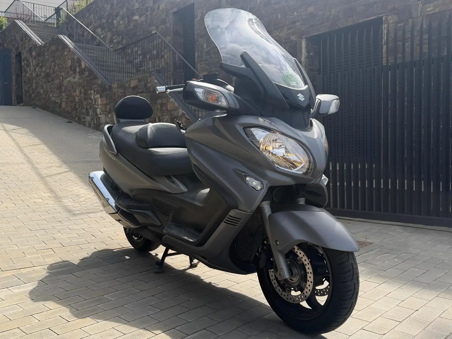 Suzuki Burgman 650 Executive Plateado - 1