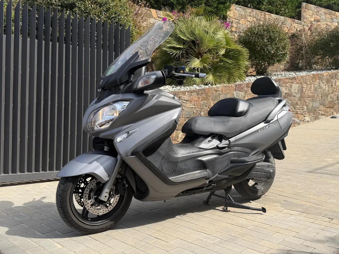 Suzuki Burgman 650 Executive Plateado - 2