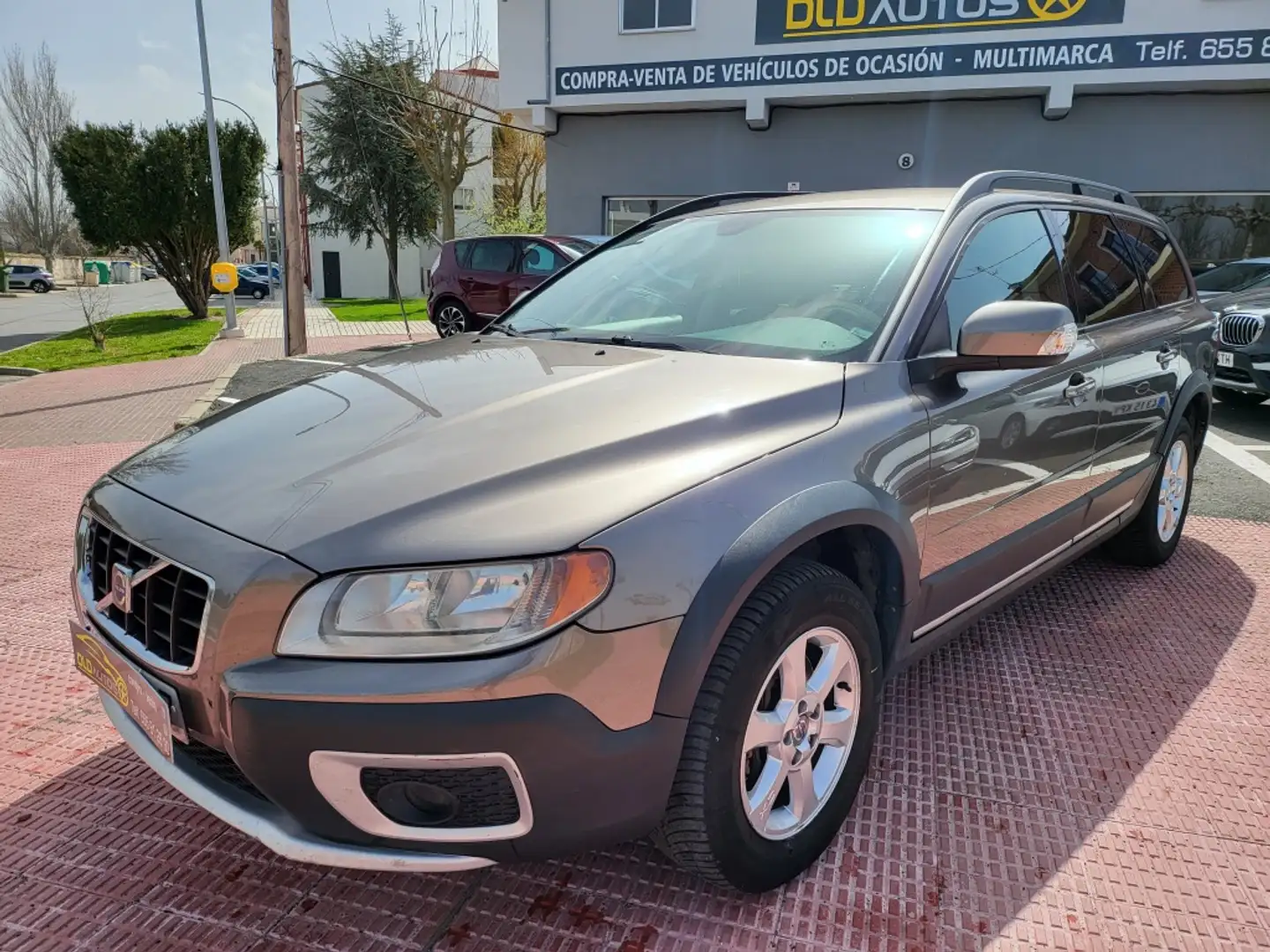 Volvo XC70 D5 Momentum Geartronic Beżowy - 1