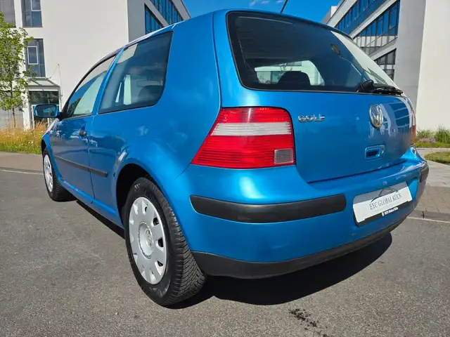 Volkswagen Golf view 3