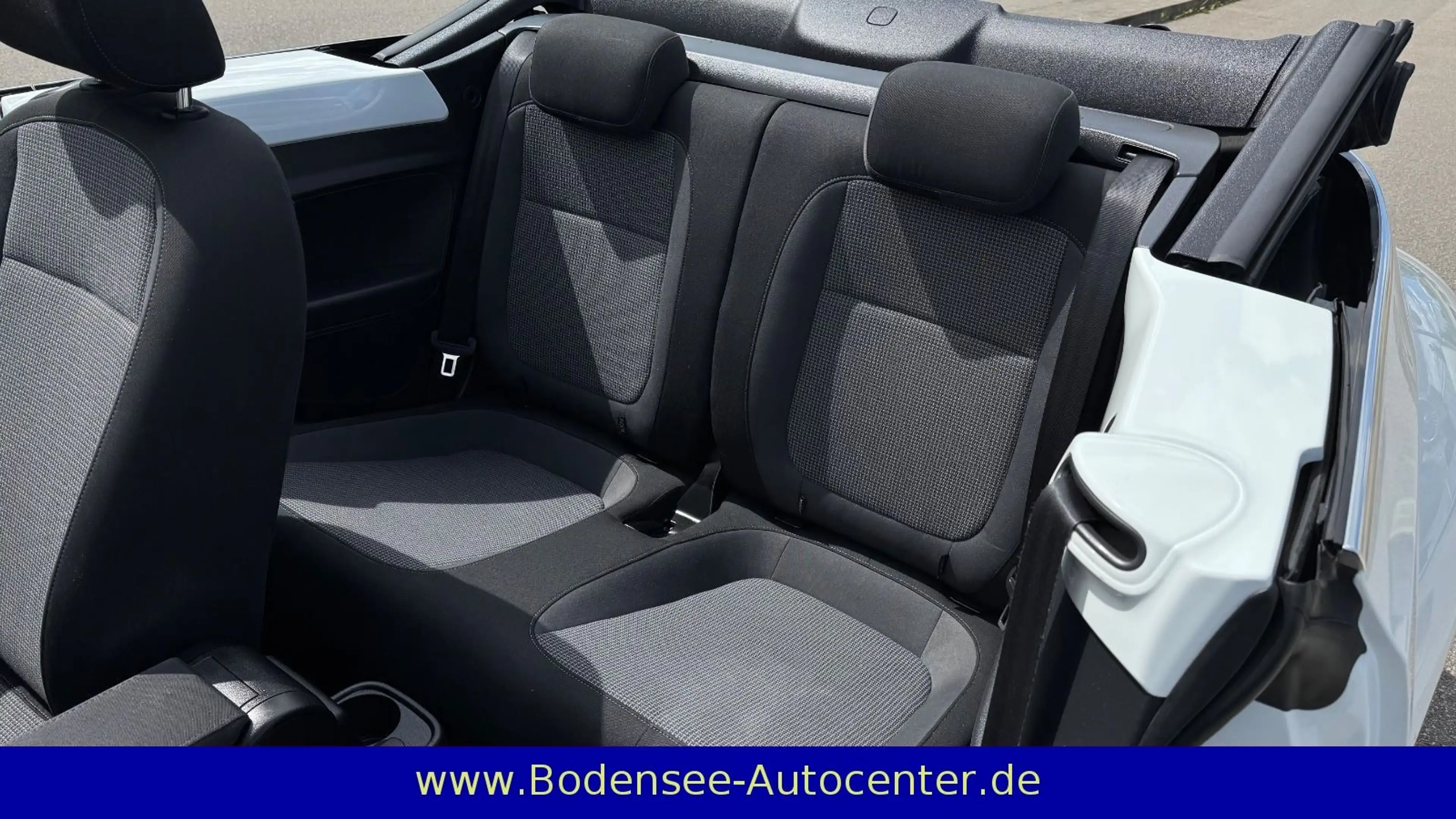 Volkswagen Beetle Cabriolet Design R-LINE LED/Autom./1.Hand — photo 11