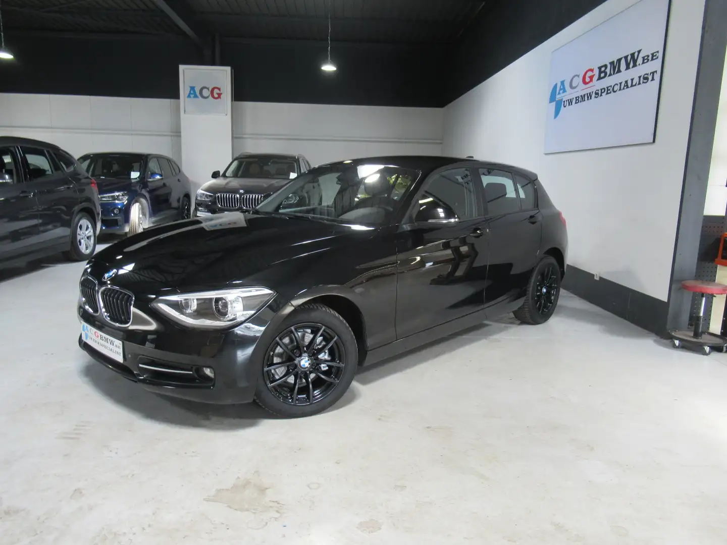 BMW 116 i SportLine Xenon Sportstoel Aut Airco LichtPack Zwart - 2