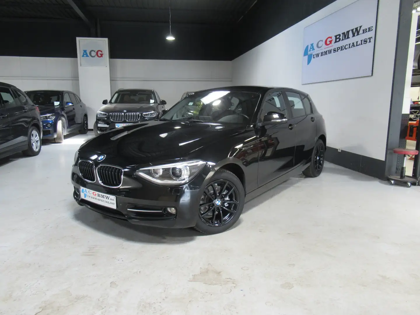 BMW 116 i SportLine Xenon Sportstoel Aut Airco LichtPack Zwart - 1