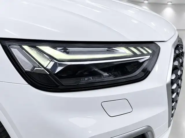 Audi Q5 view 11