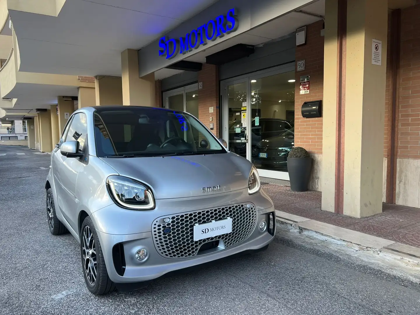 smart forTwo Fortwo EQ Passion 41KW *Promo SD 2025* Argent - 1