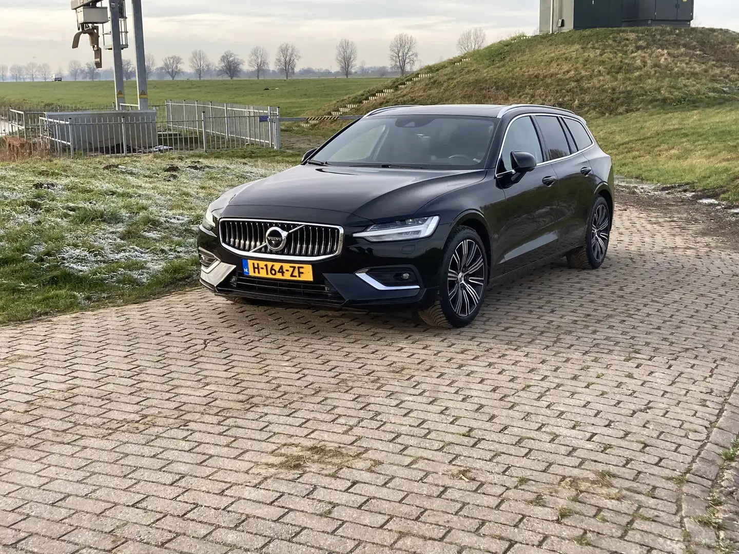 Volvo V60 2.0 D4 inscription Zwart - 2