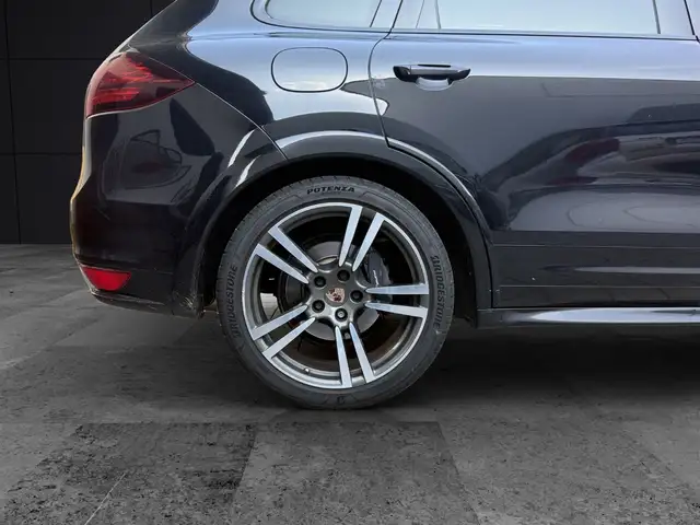 Porsche Cayenne view 11