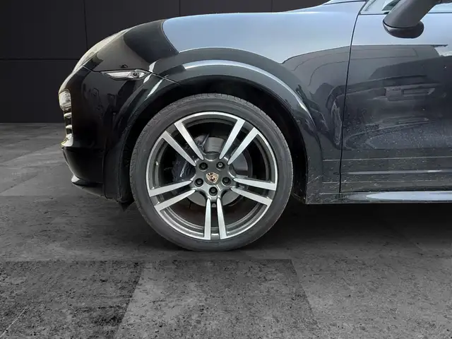 Porsche Cayenne view 9