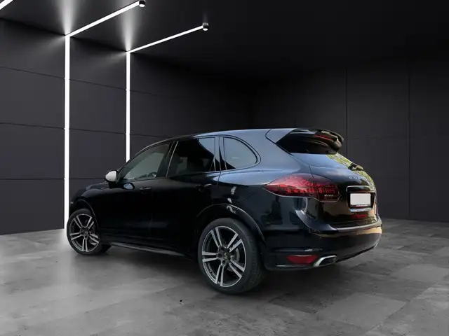 Porsche Cayenne view 3