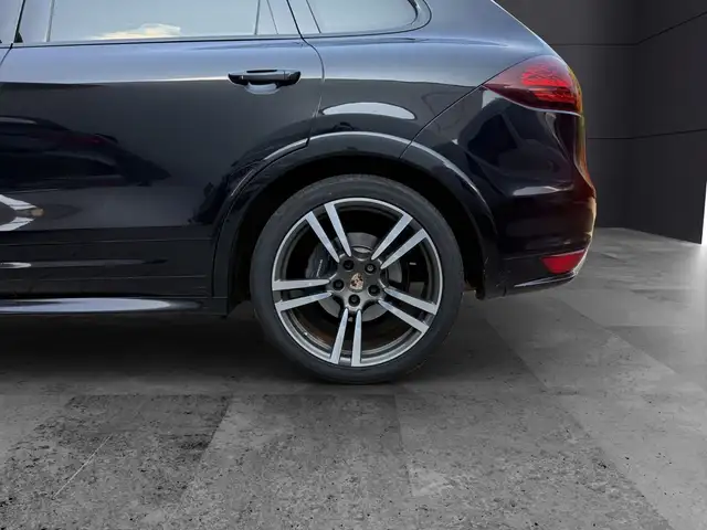 Porsche Cayenne view 10