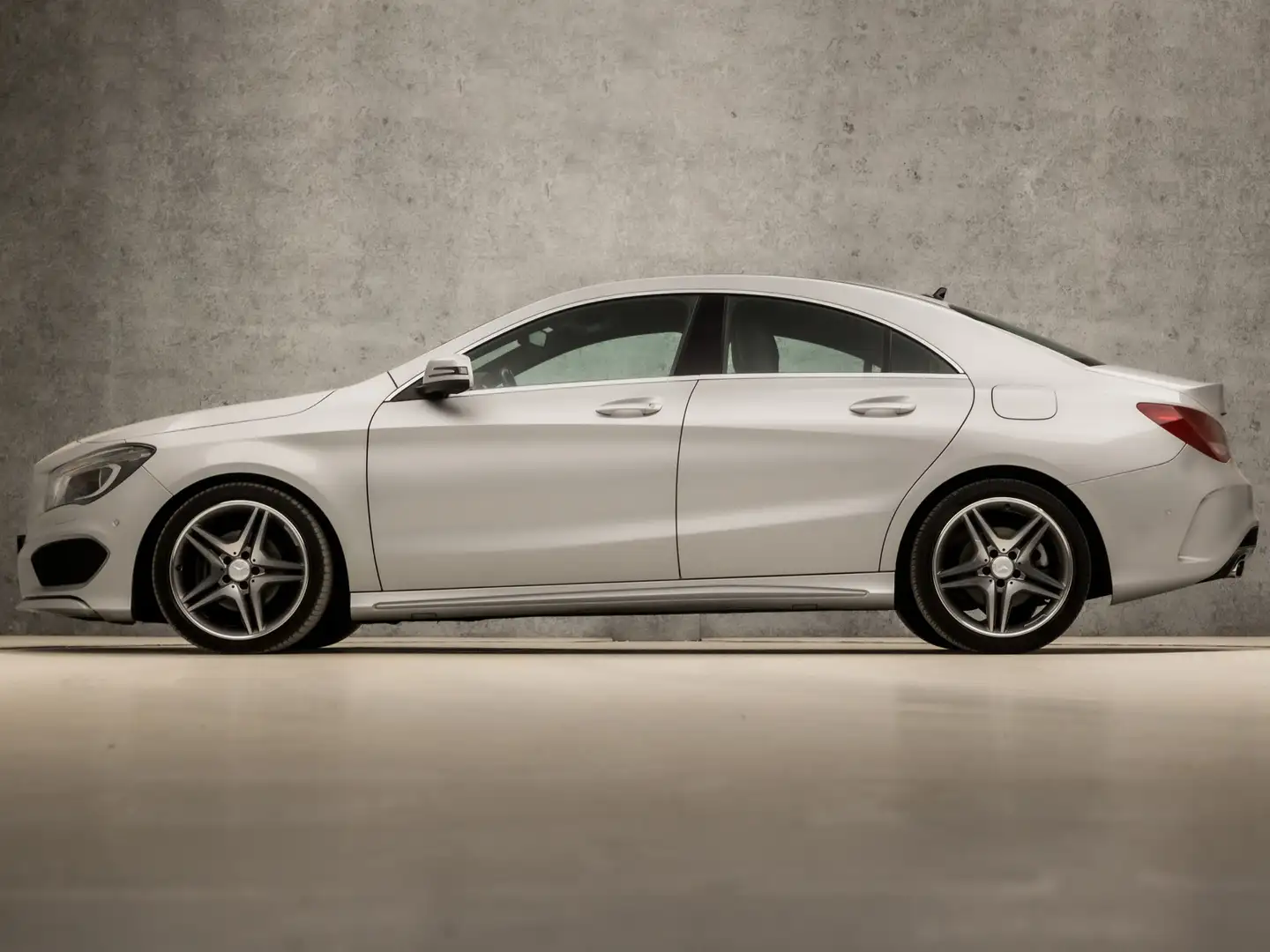 Mercedes-Benz CLA 180 AMG Edition 1 Automaat (NAVIGATIE, LEDER/ALCANTARA Gris - 2