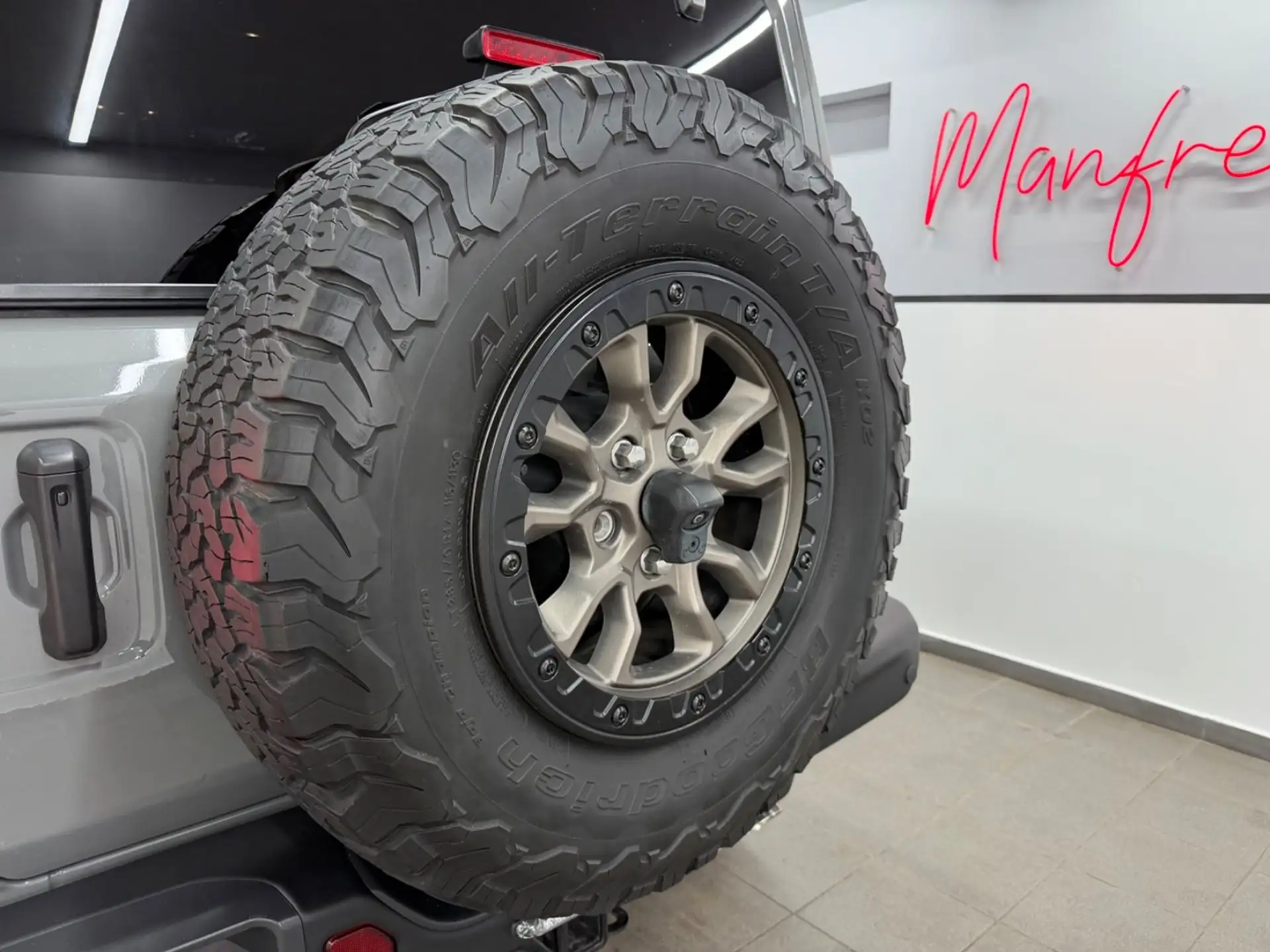 지프 Jeep Wrangler 2.0l T-GDI 2023 회색 사진 8