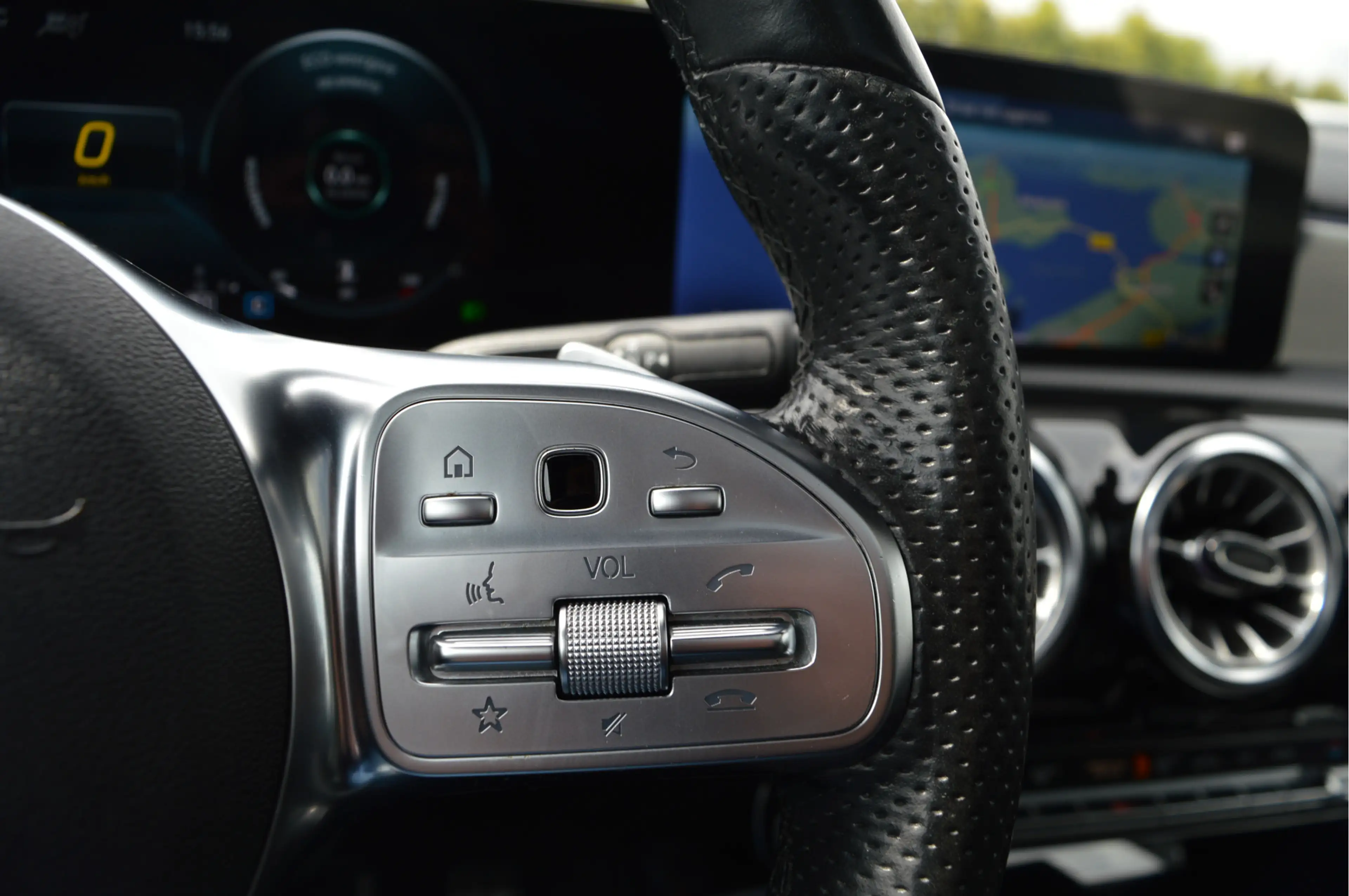 Mercedes-Benz CLA 200 Shooting Brake AMG Line | PANO | ACC | 360 CAM | H — photo 17