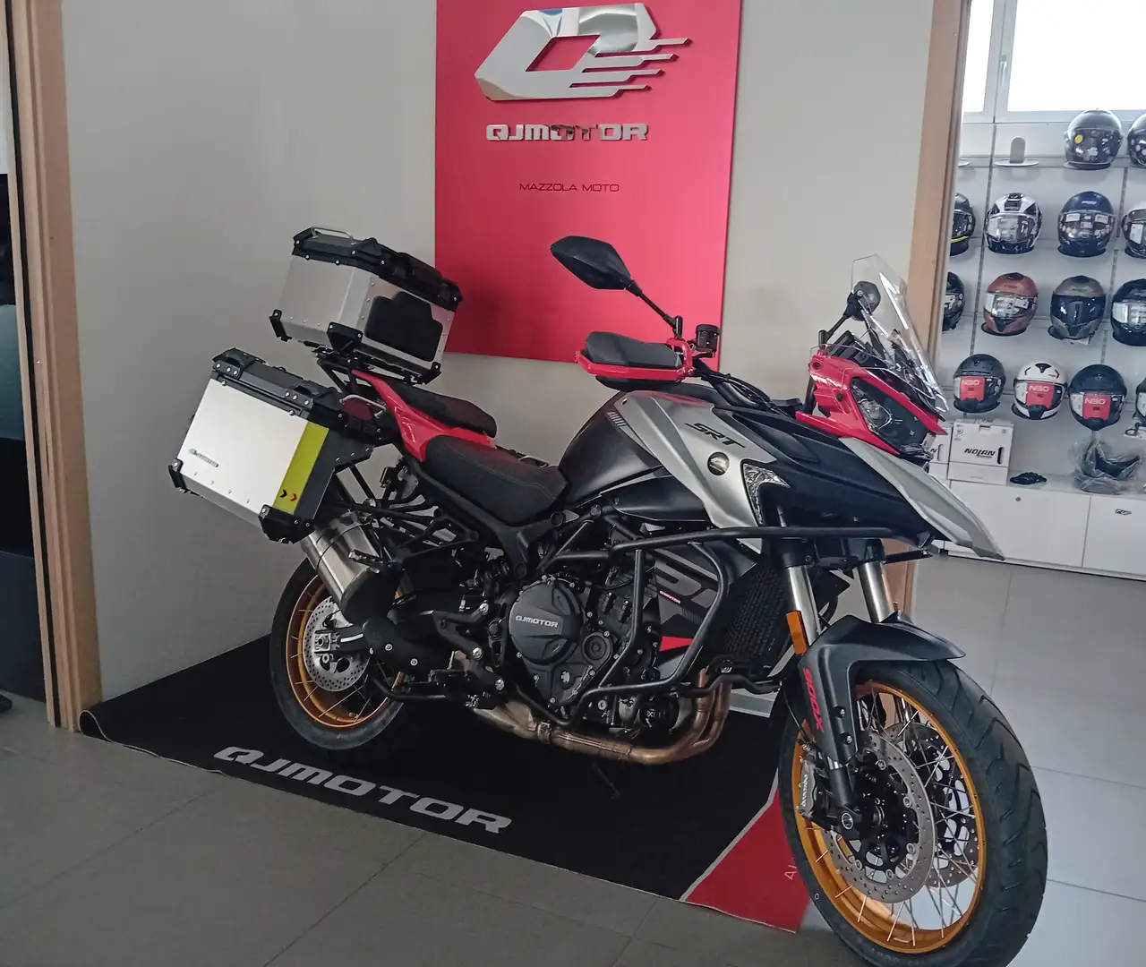 QJ Motor SRT 900 SX con tris valige Rojo - 1