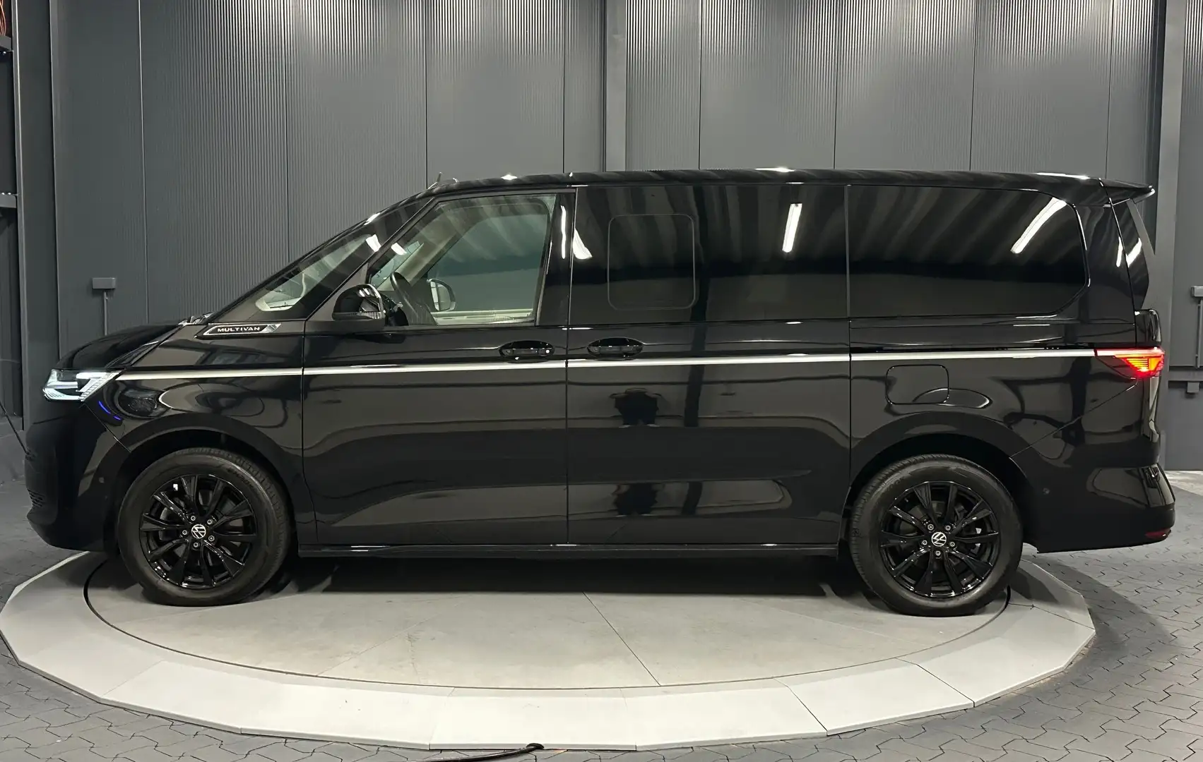 Volkswagen T7 Multivan Style lang*EasyOpen*Standhzg*AHK*18Zoll*NAVI/Pro* Negro - 2