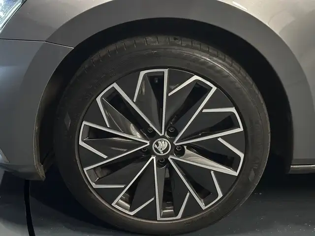 Skoda Superb view 7